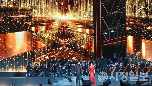 제25회 한성백제문화제 식전 공연으로 펼쳐진 윤정수 테너와 김순영 소프라노의 협연