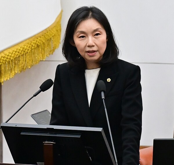 최호정 의장이 제333회 정례회 개회사를 하고 있다.