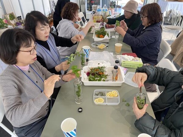 경상북도농업기술원은 10월25일부터 11월29일까지 대구·경북유치원, 초·중·고 교원과 전문 직원을 대상으로 치유농업 직무연수 프로그램을 진행한다. 사진제공 경상북도