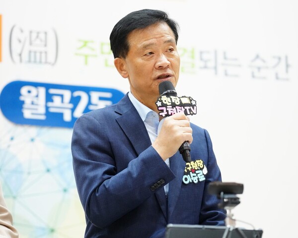 이승로 성북구청장이 지난 7일 진각종 1층 대강당에서 월곡2동 주민들과 만나 ‘1일 현장구청장실’을 운영하고 있다.