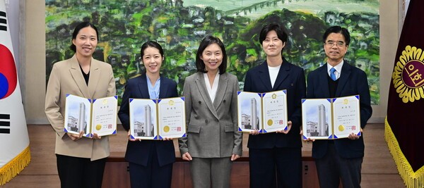 최호정 의장(중앙)이 최근 의장실에서 열린 서울시의회 입법ㆍ법률고문 위촉식에서 고문들과 기념촬영을 하고 있다.