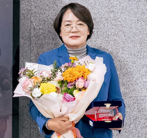 양순임 위원장이 ‘지방자치 의정대상’을 수상 후 기념촬영을 하고 있다.