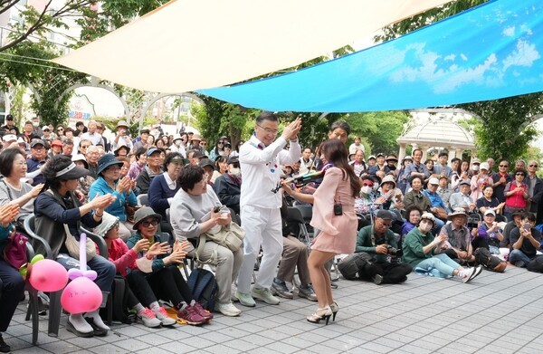 중랑장미카페 앞 거리공연 관람하는 류경기 구청장