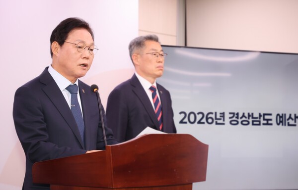 경상남도(도지사 박완수)는 13일 오전 도청 프레스센터에서 열린 브리핑을 열고, 2026년도 예산안을 전년 대비 1조 8,118억 원(14.5%) 늘어난 14조 2,845억 원으로 확정했다고 밝혔다. 사진제공 경상남도