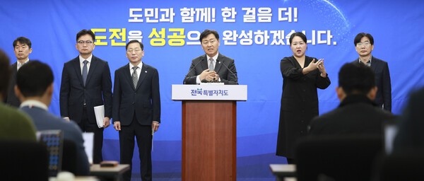 전북자치도가 도민 삶의 실질적 변화와 미래산업의 구조적 전환을 완성하기 위해 2026년도 예산안을 총 10조 9,770억 원 규모로 편성했다. 사진제공 전라북도
