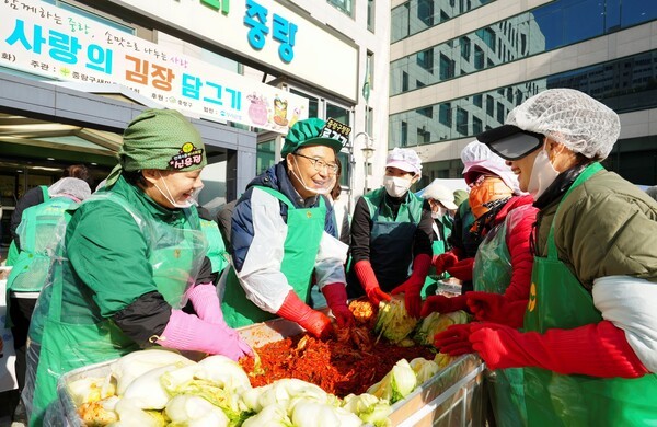 새마을부녀회와 함께 김장을 하고있는 류경기 구청장