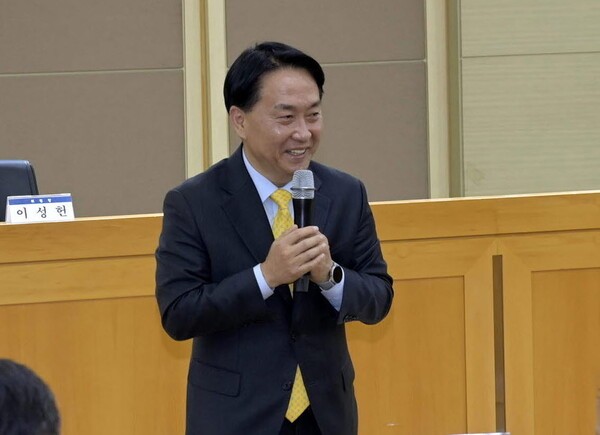 이성헌 서대문구청장이 이대 상권 활성화 계획을 설명하고 있다.