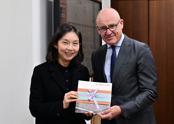 최호정 의장(좌측)이 헨릭 브라운 독일 콘라드 아데나워 재단 한국사무소 신임 대표(우측)와 면담 후 기념품을 교환하며 기념촬영을 하고 있다.