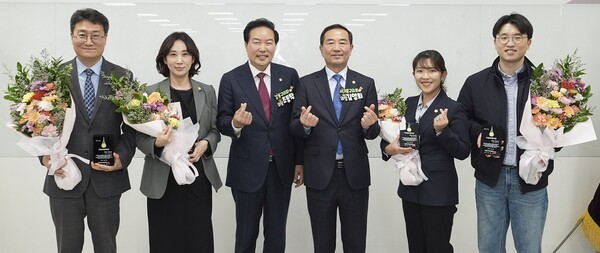 서대문구의회 의원들이 서울시 구의회의장협의회로부터 ‘지방의정대상’을 수상후 기념촬영을 하고 있다. 사진 좌측부터 서호성 의원, 강민하 의원, 조동탁 협의회장(강동구의장), 김양희 의장, 김규진 의원, 주이삭 의원 순.