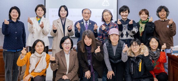 ‘성북 자원순환 간담회’에서 임태근 의장(뒷줄 좌측 네 번째), 경수현 의원(뒷줄 좌측 두 번째), 정윤주 의원(뒷줄 좌측 세 번째), 권영애 의원(앞줄 좌측 두 번째)이 전문가, 시민단체들과 기념촬영을 하고 있다.