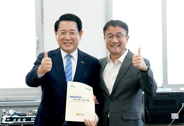 김영록 전라남도지사가 19일 서울 국회에서 한병도 국회 예산결산특별위원장과 면담을 갖고 2026년도 전남도 국고 핵심 사업 해결을 위한 건의 및 협조를 요청하고 있다.