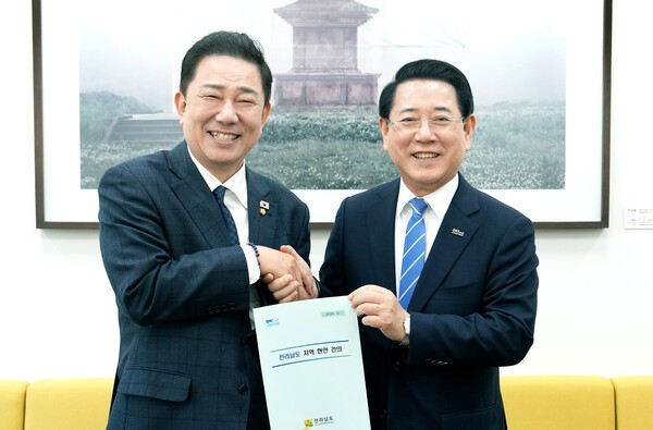 김영록 전라남도지사(오른쪽)가 19일 서울 국회에서 김병기 더불어민주당원내대표와 면담을 갖고 2026년 국고 핵심사업 해결을 위한 건의 및 협조를 요청하고 있다.