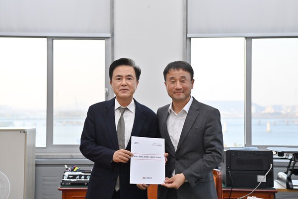 김태흠 충납도지사는 20일 국회에서 한병도 예산결산특별위원회(예결위) 위원장과 만난 자리에서 김 지사는 “이번 심의 과정에서는 최대한 많은 사업이 국비에 반영될 수 있도록 해 줄 것”을 강조했다. 사진제공 충청남도