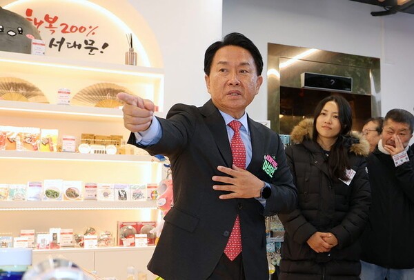 이성헌 서대문구청장(손든 이)이 ‘제2기 서대문 구정홍보단’ 발대식에서 구정홍보단원들에게 ‘홍제폭포 복합문화센터’를 소개하고 있다.