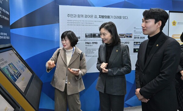 최호정 대한민국시도의회의장협의회 회장(중앙)과 김규남 서울시의회 의원(우측)이 최근 울산 전시컨벤션센터에서 열린 ‘대한민국 지방시대 엑스포’ 전시회 부스를 둘러보고 있다.