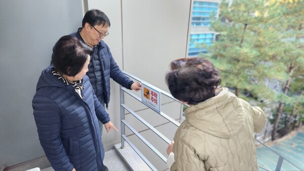 마포구시설관리공단(이사장 한일용)은 구민 시설안전 모니터링단과 함께 관내 12개 시설물에 대한 합동 안전 및 환경 점검을 진행했다.