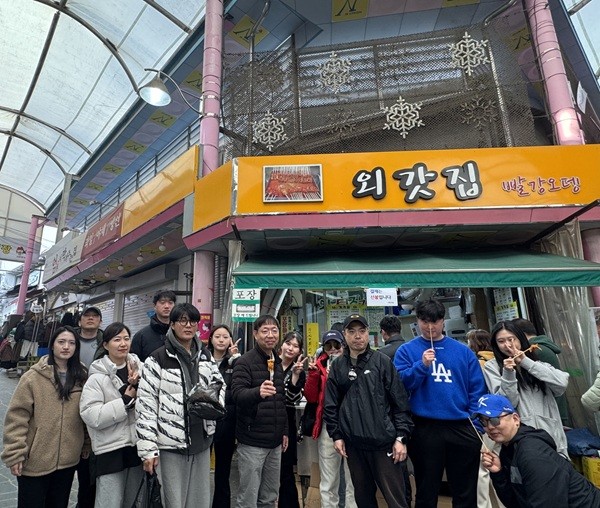 제천중앙시장 먹거리 체험 중인 이문체육문화센터 직원들.