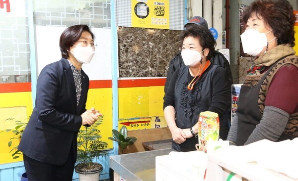 김미경 은평구청장(좌측)이 전통시장을 방문, 상인들과 대화하고 있다.