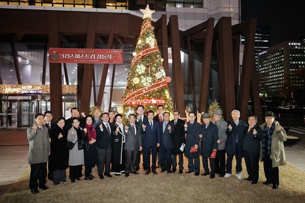 송파구(구청장 서강석)는 11월24일 오후 5시 30분 송파구청 광장에서 ‘2025 크리스마스트리 점등식’을 개최했다고 밝혔다.