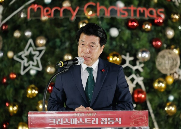 서강석 송파구청장이 크리스마스 점등식에 참석 인사말을 하고 있다.
