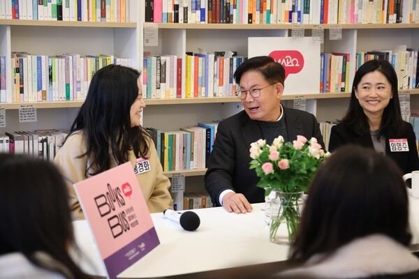 박강수 구청장과 책방여행 참가자들 간의 대화가 진행 중이다.