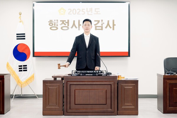 이번 행정사무감사특별위원회 위원장으로 선출된 광진구의회 신진호 의원이 행정사무감사를 진행하고 있다.