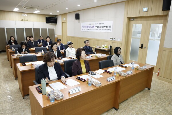 양천구의회(의장 직무대리 공기환)는 24일 구의회 1층 회의실에서 공기환의장 직무대리를 비롯 오해정 의회운영위원장, 최혜숙 행정재경위원장, 임준희 복지건설위원장 등 소속 의원들이 참석한 가운데 부패 방지·4대 폭력 예방 등 ‘2025년도 양천구의회 의원 역량강화 교육’을 실시했다. 