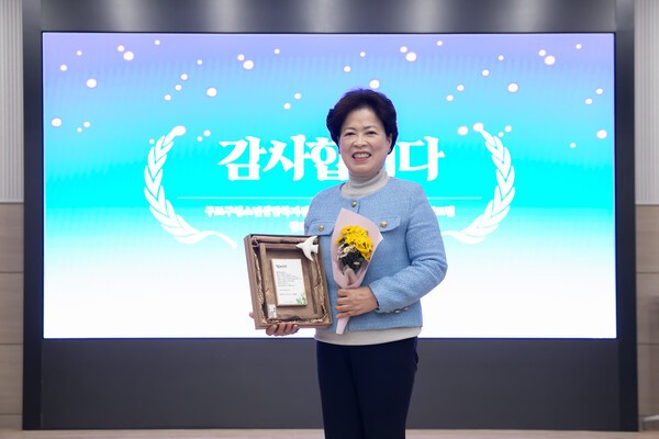 구로구의회 노경숙 의원은 14일 구청 5층 대강당에서 청소년안전망 관계기관, 청소년 유관기관 종사자, 상담복지센터 직원 등 약 150여 명이 참석한 가운데 개최된 ‘2025 청소년안전망 보고대회’에서 지역 청소년 안전 및 지원 환경 조성에 기여한 공로로 감사패를 전달받았다.