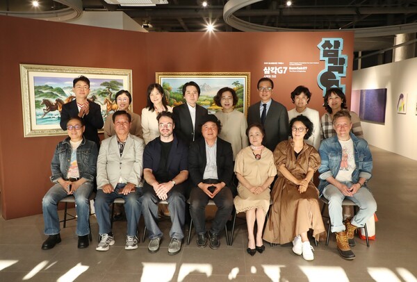 Participants posing for a commemorative photo at the Samgak G7 opening ceremony
